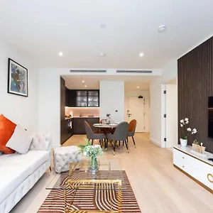 Austin David Royal Wharf Apartment