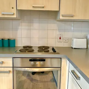 2 Bedrooms Modern Apartment, Lounge, Full Kitchen, Balcony, 5 Minutes Stratford Station Apartment