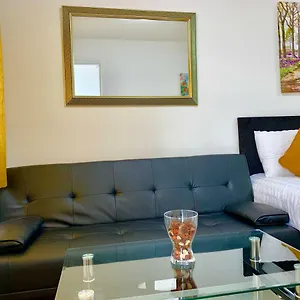 3 Bedrooms, 3 Baths, Spacious Lounge, Full Kitchen, Garden, Ground Floor, Free Parking Apartment