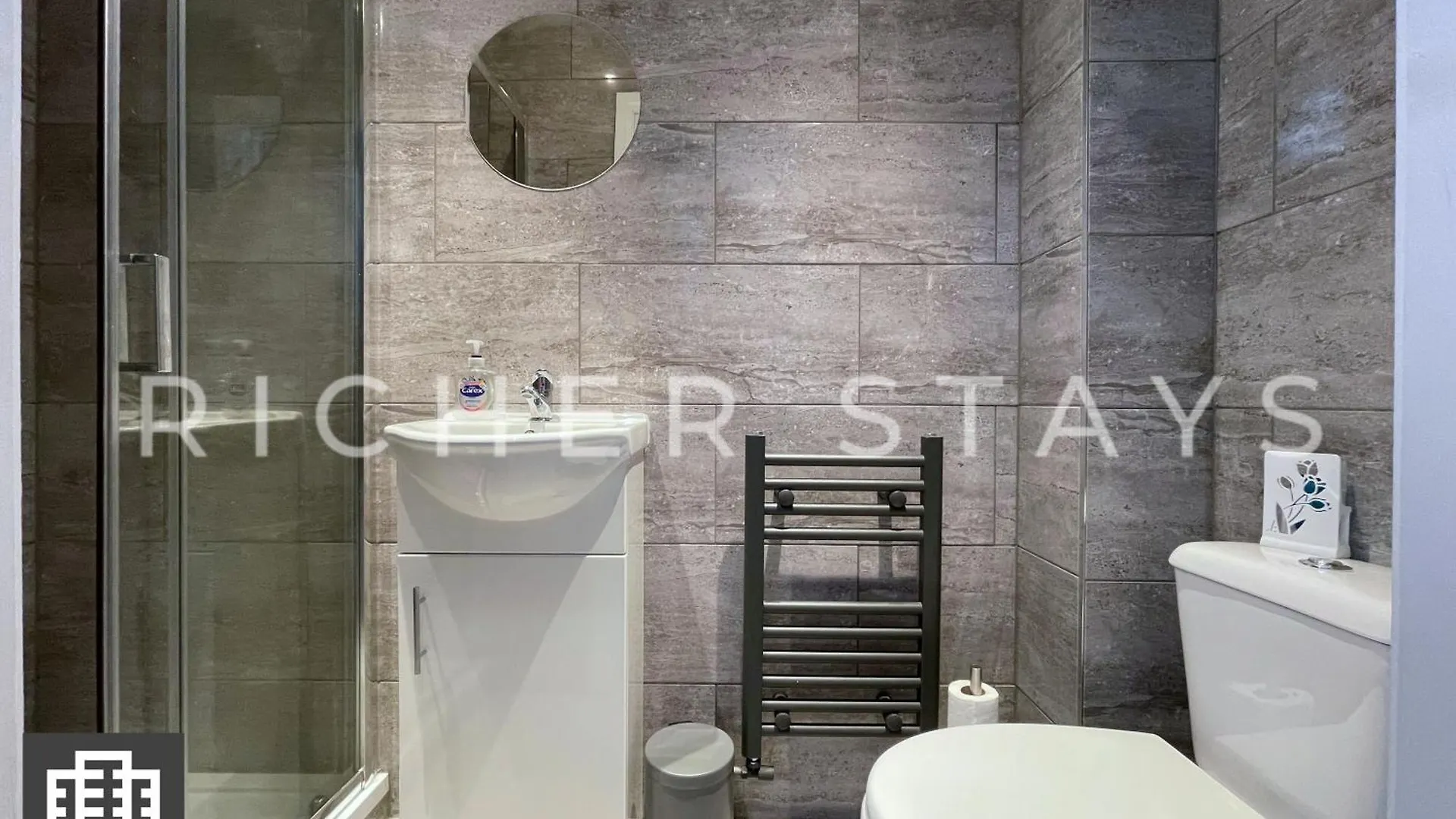 Hackney Suites - En-Suite Rooms & Amenities London Hotel
